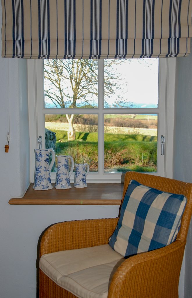 Yr Hafan - Penberi Self Catering Cottage - bedroom with sea views